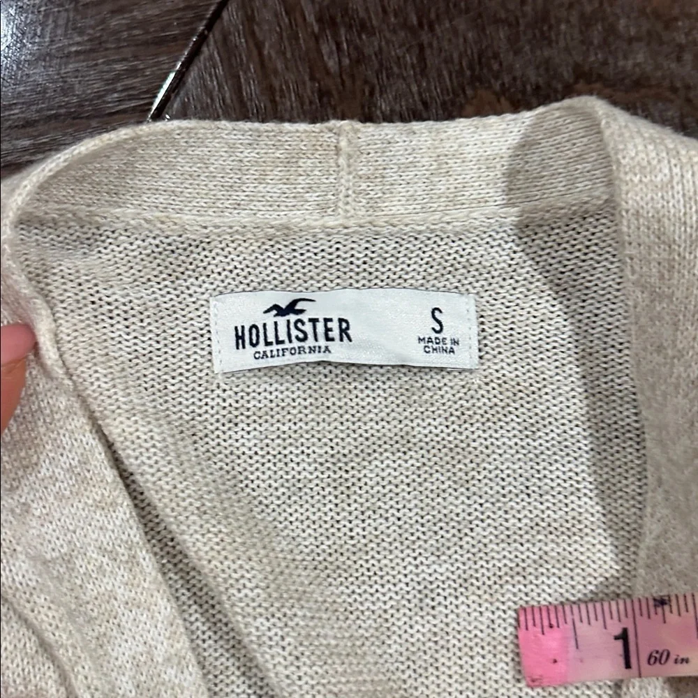 Hollister beige v‑neck